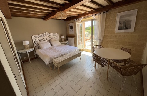 Saint-Quentin-la-Poterie Bed & Breakfast | Chambre d'Hôtes Sean Connery: a chic and bohemian atmosphere near Uzès