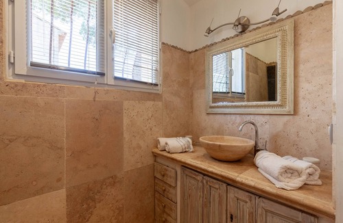 Ensues-la-Redonne Bed & Breakfast | Chambre d'hôtes les 5 calanques – Cozy Room Surrounded by Nature and Sea