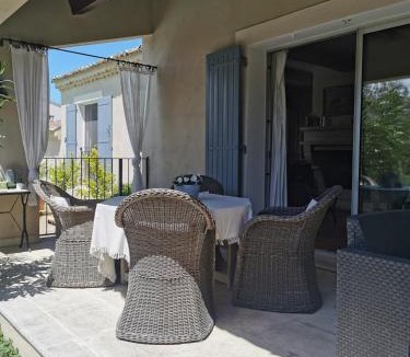 Eyragues Bed & Breakfast | Chambre dans verdure Provençale