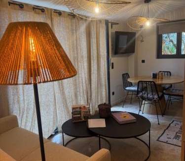 Molleges Apartment | Charmant appartement T2 cosy avec piscine