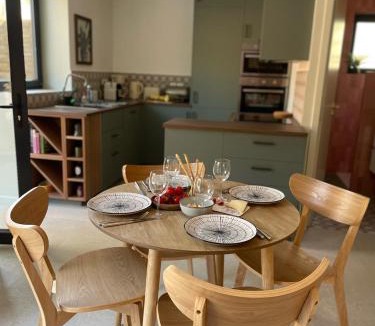 Hyeres Apartment | Charmant rez de jardin de villa