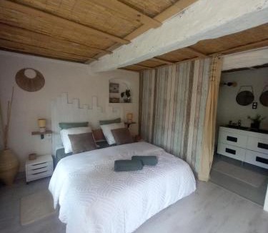 Bargemon House | Charmante chambre d'hôtes "CARLA" avec piscine, Château de Favas
