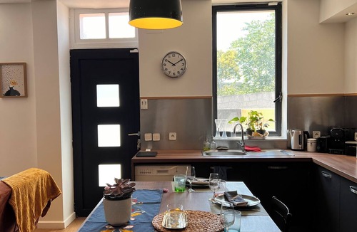 La Pomme House | Charming, air-conditioned house near the highway and public transportation