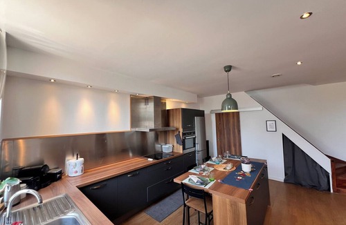 La Pomme House | Charming, air-conditioned house near the highway and public transportation