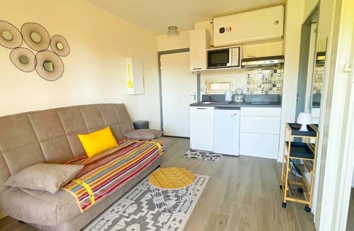 Cros-de-Cagnes Apartment | Charming F1 Swimming pool Air conditioning Sea view Beach 600m Shops Private parking WIFI