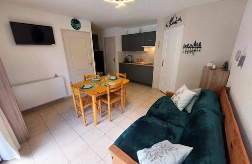 Reallon Apartment | Charming, fully renovated one-bedroom apartment in the town of Réallon (A07)