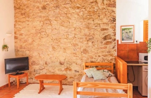 La Coupe Bed & Breakfast | Charming gîte for 5 people in the heart of the Fontfroide massif, swimming pool & tennis court