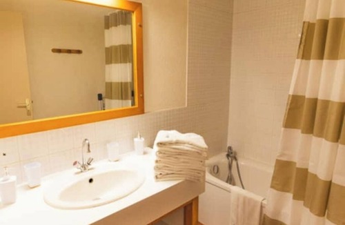 La Coupe Bed & Breakfast | Charming gîte for 5 people in the heart of the Fontfroide massif, swimming pool & tennis court