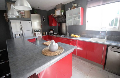 Eyragues Villa | Charming holiday home with large garden, pool, whirlpool, dog allowed