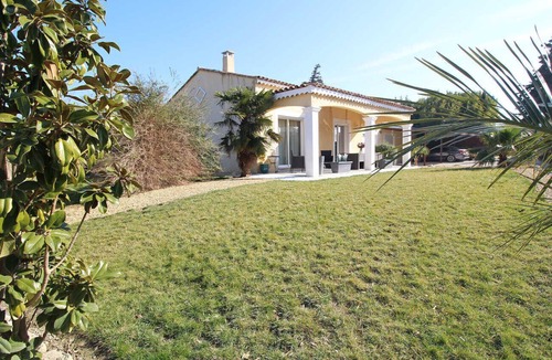Eyragues Villa | Charming holiday home with large garden, pool, whirlpool, dog allowed