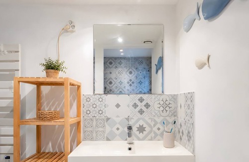 Saint-Henri House | Charming Maisonnette for 6-8 Guests with Terrace and Wi-Fi
