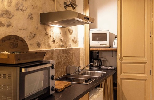 Eyragues Apartment | Charming Provençal studio with peaceful patio. Alpilles