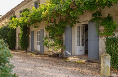 Molleges Cottage | Charming Provençal Farmhouse with lovely views to Alpilles, private tennis court