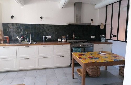 Robion Villa | Charming Provencal house, all comforts, large garden, heated swimming pool