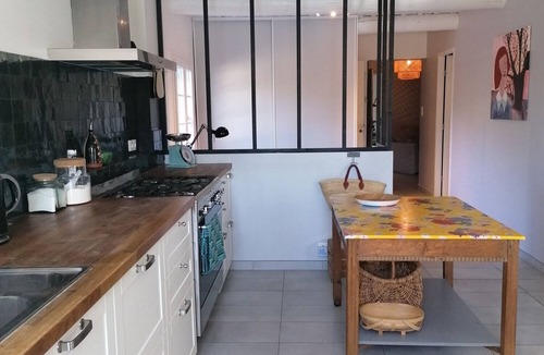 Robion Villa | Charming Provencal house, all comforts, large garden, heated swimming pool