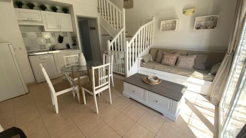 Mouries House | Charming rental with shared-pool in Mouries