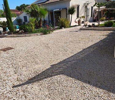 Sorgues Bed & Breakfast | Chez Brigitte Chambre d hôtes avec cour privative,piscine,