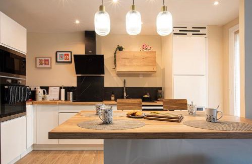 Istres Apartment | Chez Sandrine T3 moderne, terrasse rooftop & clim