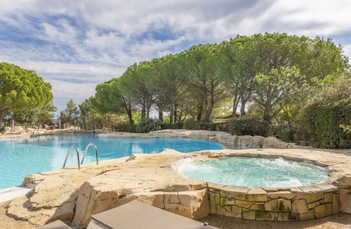 Pont Royal Apartment | Chic Countryside Stay With Balcony