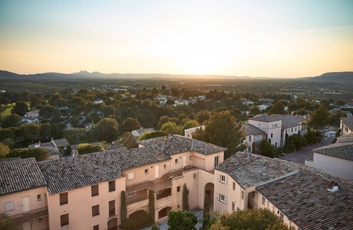 Pont Royal Apartment | Chic Countryside Stay With Balcony