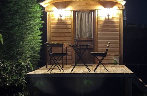 Cavaillon House | Chicken Roulotte at Les 3 Cèdres with a Pool and Air Conditioning
