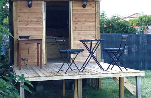 Cavaillon House | Chicken Roulotte at Les 3 Cèdres with a Pool and Air Conditioning