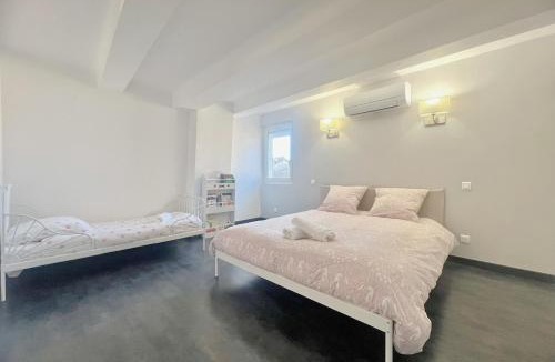 Istres Apartment | City Vibes - Spacieux, Clim, Centre-ville, 6 adultes et 1 enfant