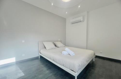 Istres Apartment | City Vibes - Spacieux, Clim, Centre-ville, 6 adultes et 1 enfant