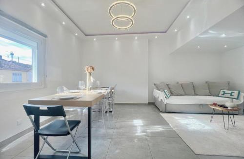 Istres Apartment | City Vibes - Spacieux, Clim, Centre-ville, 6 adultes et 1 enfant
