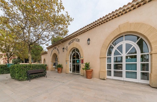 Pont Royal Apartment | Coastal Escape with Private Space