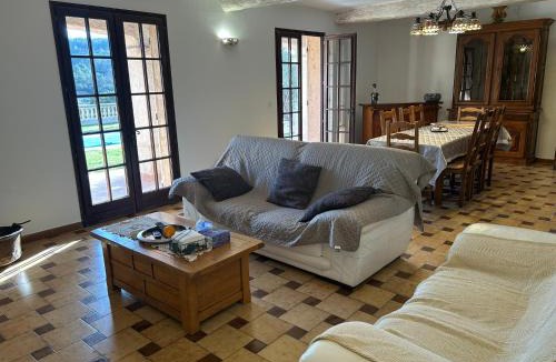 Cabasse Villa | Coatmeur brunette jean marie
