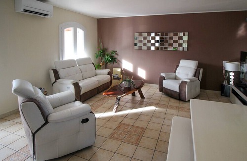 Salon-de-Provence Villa | Comfortable air-conditioned villa near Salon-de-Provence, dog allowed