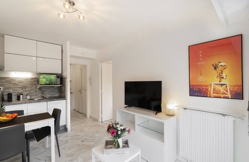 California - Pezou Apartment | Comfortable F2 quiet behind Martinez - private parking - fully equipped