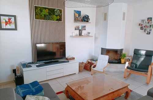 Senas House | Comfortable Provencal house with swimming pool, terrace and garden at the foot of the Alpilles mountains.