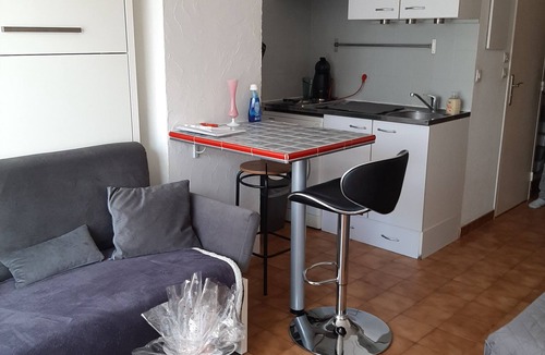 Sausset-les-Pins Apartment | Comfortable, serene studio in residence, swimming pool, tennis court, private parking, terrace.