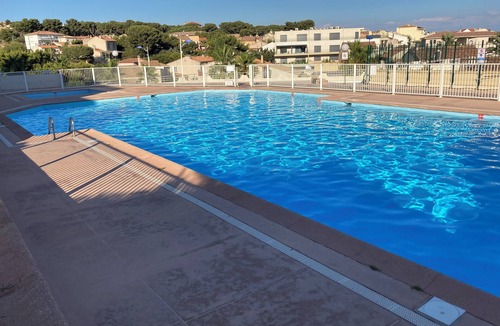 Sausset-les-Pins Apartment | Comfortable, serene studio in residence, swimming pool, tennis court, private parking, terrace.