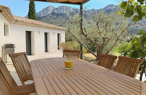 Eyguieres House | Contemporary villa in the heart of the Alpilles