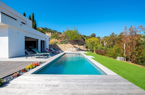 Cavalaire-sur-Mer Villa | Contemporary villa with pool and sea view for 10 people
