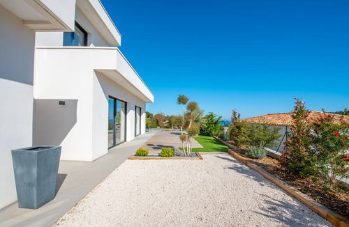 Cavalaire-sur-Mer Villa | Contemporary villa with pool and sea view for 10 people