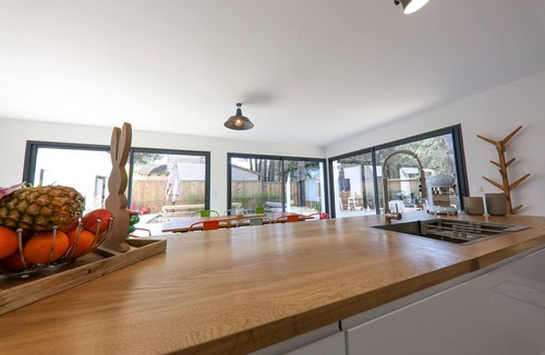 Aigues-Mortes House | Contemporary house with heated pool in a magnificent pine forest