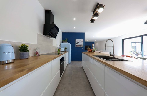 Aigues-Mortes House | Contemporary house with heated pool in a magnificent pine forest
