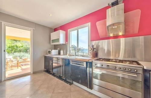La Trinite Villa | Contemporary villa ideally located between Villefranche and Nice.