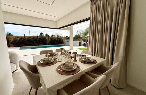 Villetelle House | Contemporary villa with pool