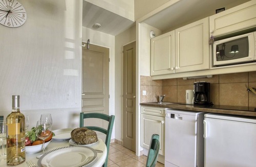 Six-Fours-les-Plages Apartment | Cosy apartment for 4 guests with pool, WIFI, TV and terrace