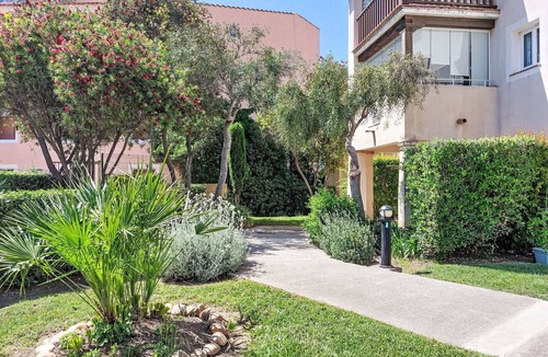 Six-Fours-les-Plages Apartment | Cosy apartment for 4 guests with pool, WIFI, TV and terrace