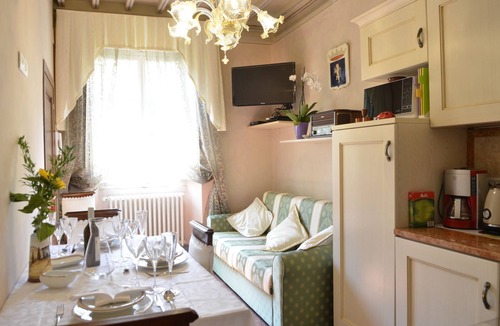 Cortona Old Town Apartment | Cosy apartment for 2 guests with WIFI, A/C, TV and panoramic view
