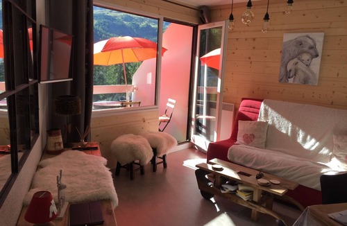 Les Claux Apartment | Cosy apartment, private basement and outdoor parking, 100m from the slopes