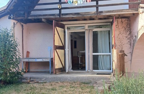 Saint-Vincent-les-Forts Apartment | Cosy garden-level T2 apartment in village farmhouse, near lake and mountains