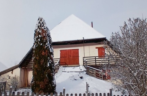 Saint-Vincent-les-Forts Apartment | Cosy garden-level T2 apartment in village farmhouse, near lake and mountains
