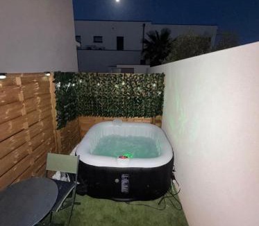 Saussan Villa | Cosy Maisonnette & Patio Privatif